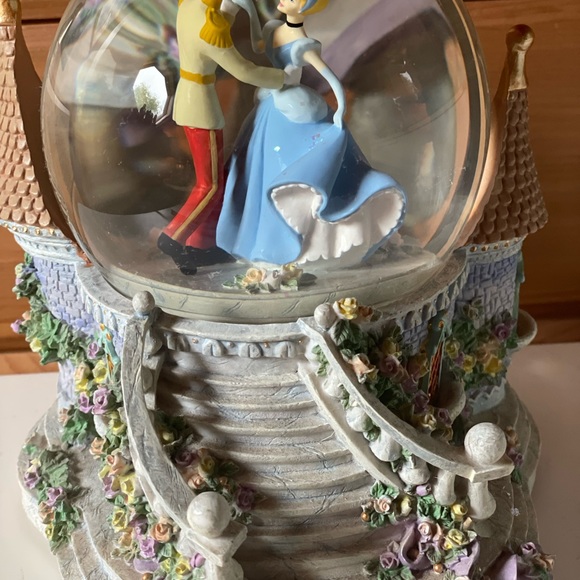 Disney Musical Snow Globe 9 inch Cinderella & Prince Dancing "So This is Love" - Picture 5 of 5